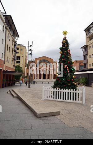 L'arbre de Noël et l'église orthodoxe grecque de la Résurrection du Christ, notre Dame des Myrtes et St Elesa à Kogarah, une banlieue du sud Banque D'Images