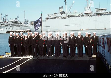 Les membres de l'équipage se tiennent en formation à bord du sous-marin d'attaque à propulsion nucléaire USS SCRANTON (SSN-756) pendant la cérémonie de mise en service du navire. Base: Naval Station, Norfolk État: Virginie (va) pays: Etats-Unis d'Amérique (USA) Banque D'Images