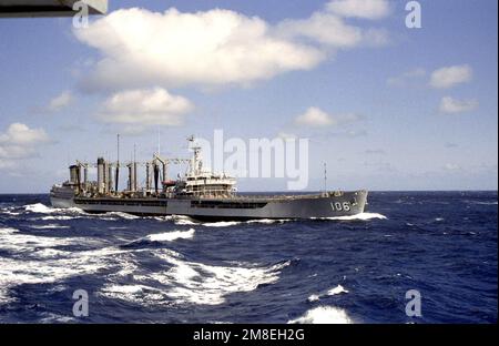 Une vue en arc tribord du lubrificateur USNS NAVASOTA (T-AO-106) pendant les exercices au large de la côte sud de la Californie. Pays : Océan Pacifique (POC) Banque D'Images