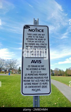 Un cliché vertical d'un avis d'interdiction d'intrusion dans le parc sous le ciel bleu Banque D'Images