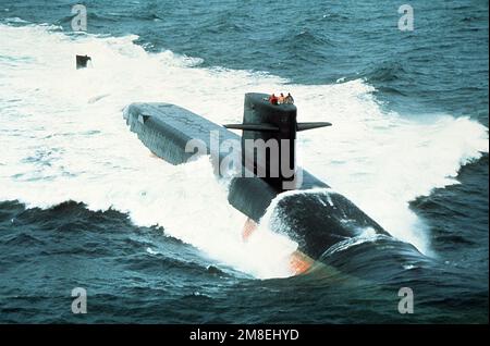 Une vue à tribord du sous-marin de missiles stratégiques à propulsion nucléaire USS JAMES MONROE (SSBN-622) est en cours. Pays : inconnu Banque D'Images