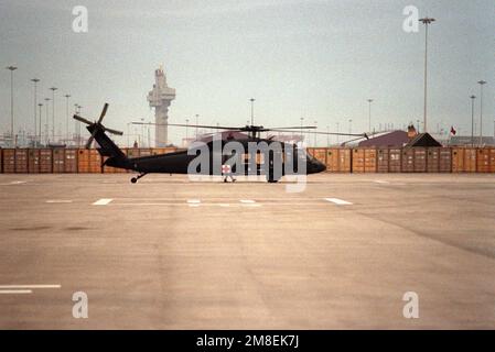 Un hélicoptère UH-60A Black Hawk (Blackhawk) de l'armée s'envole sur le plateau de l'hélicoptère au Fleet Hospital 5 après avoir apporté une Marine blessée pendant l'opération Desert Storm. Objet opération/série : TEMPÊTE DANS LE DÉSERT pays : Arabie saoudite (SAU) Banque D'Images