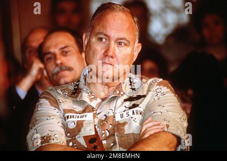 GÉN. Norman Schwarzkopf, commandant en chef, États-Unis Le Commandement central écoute le secrétaire à la Défense Richard Cheney répondre aux questions des médias. Les hommes participent à une conférence de presse organisée par des représentants des États-Unis et de l'Arabie saoudite au cours de l'opération Desert Storm. Objet opération/série : TEMPÊTE DANS LE DÉSERT pays : Arabie saoudite (SAU) Banque D'Images