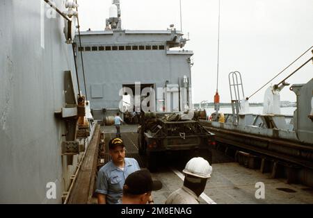 Un véhicule polyvalent à roues haute mobilité M998 (HMMWV) est livré à bord du navire-citerne USS MANITOWOC (LST-1180). Le navire transporte du personnel et de l'équipement du corps des Marines en Arabie saoudite à l'appui de l'opération Desert Shield. Sujet opération/série: DESERT SHIELD État: Caroline du Nord (NC) pays: États-Unis d'Amérique (USA) Banque D'Images