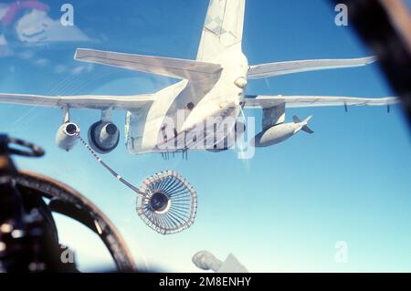 Vue de l'intérieur du poste de pilotage d'un avion F-14A Tomcat du Fighter Squadron 32 (VF-32) à l'approche du poste de ravitaillement en vol derrière un avion Viking S-3A du Air anti-sous-marine Squadron 22 (VS-22) pendant l'opération tempête du désert. Les VF-32 et VS-22 sont basés à bord du porte-avions USS JOHN F. KENNEDY (CV-67) , qui se trouve à la station de la Mer Rouge. Sujet opération/série: TEMPÊTE DANS LE DÉSERT pays: Mer Rouge Banque D'Images