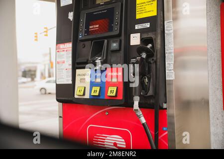 augmentation du prix de l'essence à la station-service de carburant de transport de l'économie Banque D'Images