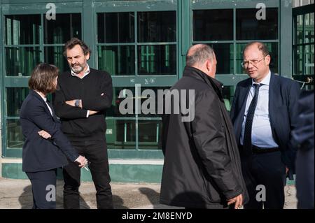 Le directeur et fondateur d'Open Arms, Oscar camps (L2) a vu parler avec un avocat. Dans la salle des bunkers de la prison d'Ucciardone à Palerme, l'ancien ministre de l'intérieur Luciana Lamorgese, l'ancien ministre des Affaires étrangères Luigi Di Maio, Et l'ancien premier ministre et actuel dirigeant de Movimento Cinque Stelle (M5S) Giuseppe Conte ont été appelés à témoigner dans l'affaire de procès qui voit l'ONG espagnole Open Arms contre le ministre de l'Infrastructure et des Transports Matteo Salvini. Salvini est accusé d'enlèvement et d'abus de pouvoir pour avoir nié le débarquement de 147 migrants à bord d'armes ouvertes, Banque D'Images