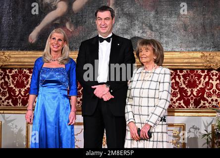 Munich, Allemagne. 13th janvier 2023. Markus Söder (CSU), Premier ministre de Bavière, son épouse Karin (l) et Charlotte Knobloch, présidente de la communauté juive de Munich, célèbrent au défilié lors de la réception du nouvel an à la Résidence de Munich. Credit: Felix Hörhager/dpa/Alay Live News Banque D'Images