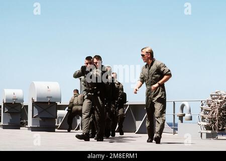 Un membre de l'équipe Sea-Air-Land (SEAL) 8 dirige les membres du détachement de la Marine du porte-avions à propulsion nucléaire USS THEODORE ROOSEVELT (CVN-71) par un exercice pendant l'entraînement de l'équipe d'embarquement à bord du lubrificateur USNS JOSHUA HUMPHREYS (T-AO-188). L'équipe DU PHOQUE 8 a fourni des équipes d'embarquement pour aider à l'application des sanctions commerciales de l'ONU contre l'Iraq pendant l'opération tempête du désert. Sujet opération/série: TEMPÊTE DANS LE DÉSERT pays: Mer Rouge Banque D'Images