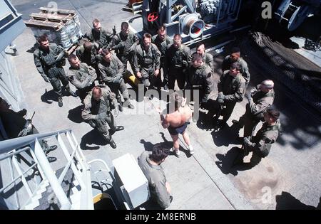 Un membre de l'équipe Sea-Air-Land (SEAL) 8, au centre, fait un exposé aux membres du détachement de la Marine du porte-avions à propulsion nucléaire USS THEODORE ROOSEVELT (CVN-71) lors de l'entraînement de l'équipe d'embarquement à bord du lubrificateur USNS JOSHUA HUMPRHEYS (T-AO-188). L'équipe DU PHOQUE 8 a fourni des équipes d'embarquement pour aider à l'application des sanctions commerciales de l'ONU contre l'Iraq pendant l'opération tempête du désert. Sujet opération/série: TEMPÊTE DANS LE DÉSERT pays: Mer Rouge Banque D'Images