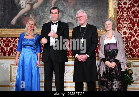 Munich, Allemagne. 13th janvier 2023. Karin Söder (l-r), épouse de Markus Söder (CSU), Premier ministre de Bavière, Heinrich Bedford-Strohm, Président du Conseil de l'Église évangélique luthérienne d'Allemagne, et son épouse Deborah célèbrent à la défiliée lors de la réception du nouvel an à la Résidence de Munich. Credit: Felix Hörhager/dpa/Alay Live News Banque D'Images