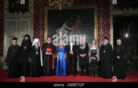 Munich, Allemagne. 13th janvier 2023. Karin Söder, épouse de Markus Söder (M., CSU), Premier ministre de Bavière, et des représentants des églises célèbrent à la défiliée lors de la réception du nouvel an du Premier ministre bavarois à la Résidence de Munich. Credit: Felix Hörhager/dpa/Alay Live News Banque D'Images