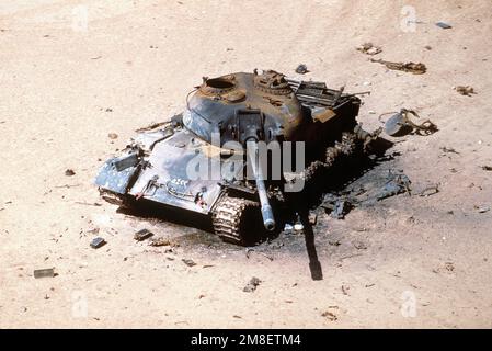 Vue d'un char de combat principal iraquien T-55 détruit par la division française d'blindés légers de 6th lors de l'opération tempête du désert. Objet opération/série : TEMPÊTE DANS LE DÉSERT pays : Irak (IRQ) Banque D'Images