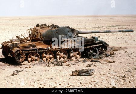 Vue d'un char de combat principal iraquien T-55 détruit par la division française d'blindés légers de 6th lors de l'opération tempête du désert. Objet opération/série : TEMPÊTE DANS LE DÉSERT pays : Irak (IRQ) Banque D'Images