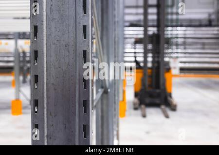 Grand espace d'entrepôt moderne intérieur, nouveau et moderne stockage de distribution avec des rangées des étagères et des racks hauts vides, béton et acier, logistique Banque D'Images