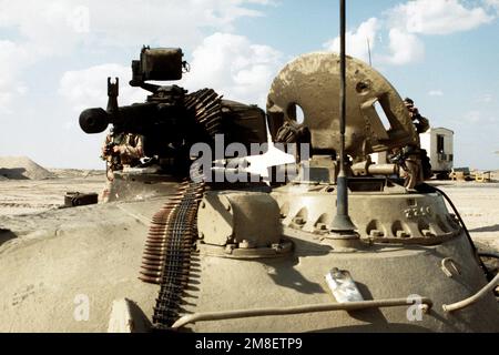 Vue rapprochée de la mitrailleuse lourde Degtyarev DShKM de 12,7mm montée sur un char de combat principal Iraq T-55, l'un des nombreux équipements qui jonchent l'aérodrome de Joulaïba après la libération du Koweït par les forces alliées pendant l'opération tempête du désert. Objet opération/série : TEMPÊTE DANS LE DÉSERT pays : Irak (IRQ) Banque D'Images