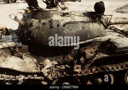 Vue rapprochée des dommages causés à un char de combat principal T-55 iraquien, l'un des nombreux morceaux d'armure qui a joncté l'aérodrome de Joulaïba après la libération du Koweït par les forces alliées pendant l'opération tempête du désert. Objet opération/série : TEMPÊTE DANS LE DÉSERT pays : Irak (IRQ) Banque D'Images