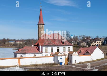 GATCHINA, RUSSIE - 17 AVRIL 2022 : le Palais du Prieuré antique se ferme un jour d'avril ensoleillé Banque D'Images