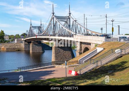 TVER, RUSSIE - 15 JUILLET 2022 : vue sur le pont de Starovolzhsky dans l'après-midi de juillet Banque D'Images