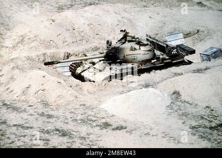 Vue d'un char de combat principal iraquien T-55 détruit lors d'une attaque de la Coalition au cours de l'opération tempête du désert. Objet opération/série : BASE DE TEMPÊTE DU DÉSERT : base aérienne de Joulaïba pays : Irak (IRQ) Banque D'Images