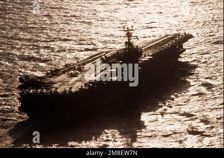 Vue à tribord du porte-avions à propulsion nucléaire USS Theodore Roosevelt (CVN-71), l'un des quatre porte-avions en cours avec la Force de combat Zulu pendant l'opération Desert Storm. Parmi les autres navires du groupe figurent les porte-avions USS Midway (CV-41), USS Ranger (CV-61) et USS American (CV-66). Sujet opération/série: TEMPÊTE DANS LE DÉSERT pays: Inconnu Banque D'Images