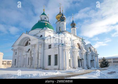 Ancienne église cathédrale au nom de la conception de Saint Anne gros plan sur un après-midi de janvier. Monastère de Spaso-Yakovlevsky Dmitriev. Rostov, Or Banque D'Images