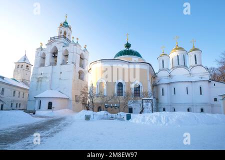 Matin ensoleillé de janvier dans l'ancien monastère Spaso-Preobrazhensky. Yaroslavl, anneau d'or de Russie Banque D'Images