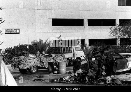 Des soldats dans un land rover britannique camouflé délaissent les épaves laissées par les forces irakiennes après leur retrait de la ville lors de l'opération Desert Storm. Objet opération/série: TEMPÊTE DU DÉSERT base: Koweït ville pays: Koweït (KWT) Banque D'Images