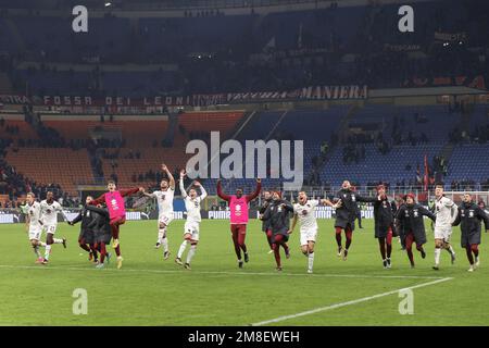 Milan, Italie. 12th janvier 2023. Italie, Milan, jan 11 2023:les joueurs de Turin célèbrent la victoire et saluent les fans dans les stands à la fin du jeu de football AC MILAN vs TORINO, last16 Coppa Italia 2022-2023 San Siro Stadium (Credit image: © Fabrizio Andrea Bertani/Pacific Press via ZUMA Press Wire) USAGE ÉDITORIAL SEULEMENT! Non destiné À un usage commercial ! Banque D'Images