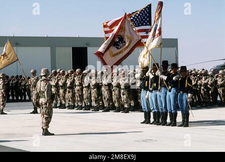 Les membres de la division CAVALRY 1st saluent leur garde de couleurs, vêtu d'uniformes du 19th siècle, qui plonge les couleurs en l'honneur du roi Fahd d'Arabie Saoudite. Le roi passe en revue les forces de la coalition qui ont participé à l'opération Desert Storm. Objet opération/série : TEMPÊTE DANS LE DÉSERT pays : Arabie saoudite (SAU) Banque D'Images