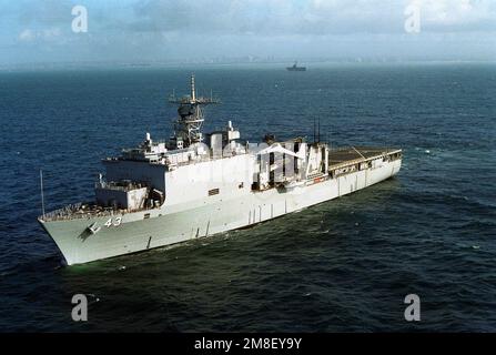 Vue sur l'avant-port du quai de transport amphibie USS FORT MCHENRY (LSD-43) en cours au large de la côte de San Diego. Base : USS fort McHenry (LSD 43) pays : Océan Pacifique (POC) Banque D'Images