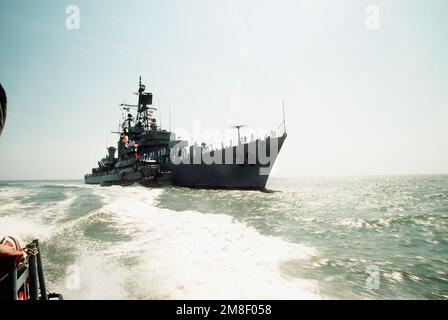 Les membres de l'équipage sont les rails du destroyer de missile guidé USS MACDONNOUGH (DDG-39) comme le grand remorqueur de port AHOSKIE (YTB-804) guide le navire dans le port. Le MACDONNOUGH est l'un des premiers navires à retourner aux États-Unis après avoir participé à l'opération Desert Storm. Sujet opération/série: DESERT STORM base: Base navale, Charleston État: Caroline du Sud (SC) pays: États-Unis d'Amérique (USA) Banque D'Images