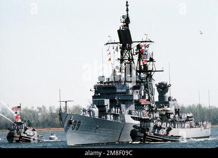Alors que le gros remorqueur de port AHOSKIE (YTB-804), à gauche, pulvérise des flux d'eau dans l'air, le grand remorqueur de port ANTIGO (YTB-792) vient à côté du destroyer de missile guidé USS MACDONNOUGH (DDG-39) pour escorter le navire jusqu'à la rivière Cooper jusqu'à la station navale, Charleston, S.C. Le MACDONNOUGH retourne à Charleston après son déploiement dans la région du golfe Persique pour l'opération Desert Shield et l'opération Desert Storm. Sujet opération/série: BOUCLIER DU DÉSERT TEMPÊTE DU DÉSERT État: Caroline du Sud (SC) pays: États-Unis d'Amérique (USA) Banque D'Images