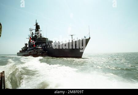 Le grand remorqueur de port AHOSKIE (YTB-804) vient à côté du destroyer de missile guidé USS MACDONNOUGH (DDG-39) pour déposer un pilote de port comme le navire approche de la station navale, Charleston, S.C. Le MACDONNOUGH retourne à Charleston après son déploiement dans la région du golfe Persique pour l'opération Desert Shield et l'opération Desert Storm. Objet opération/série: BOUCLIER DU DÉSERT TEMPÊTE DU DÉSERT pays: Océan Atlantique (AOC) Banque D'Images