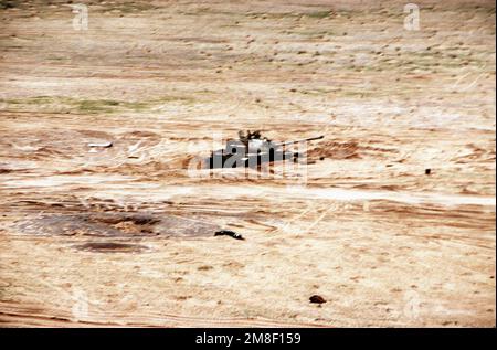 Un char de combat principal irakien T-55 a été abandonné pendant l'opération Desert Storm. Objet opération/série : TEMPÊTE DANS LE DÉSERT pays : Koweït (KWT) Banque D'Images