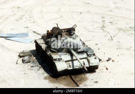 Un char de combat principal irakien T-55 a été détruit lors de l'opération Desert Storm. Objet opération/série : TEMPÊTE DANS LE DÉSERT pays : Irak (IRQ) Banque D'Images