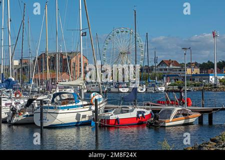 Bateaux, marina, grande roue, Heiligenhafen, Schleswig-Holstein, Allemagne Banque D'Images