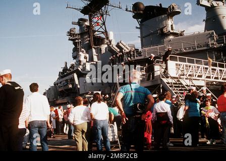 Les membres de la famille et les amis attendent sur le quai pendant que les membres de l'équipage débarquent du cuirassé USS WISCONSIN (BB-64). Le WISCONSIN est revenu à Norfolk après son déploiement dans la région du golfe Persique pour l'opération Desert Shield et l'opération Desert Storm. Objet opération/série: BOUCLIER DU DÉSERT TEMPÊTE DU DÉSERT base: Naval Air Station, Norfolk État: Virginie (va) pays: États-Unis d'Amérique (USA) Banque D'Images
