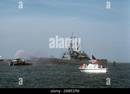 Les marins sont les mains courantes à bord du croiseur à missiles guidés à propulsion nucléaire USS MISSISSIPPI (CGN-40) tandis que le grand remorqueur de port OKMULGEE (YTB-765) escorte le navire dans le port. Le MISSISSIPPI revient à Norfolk après son déploiement dans le golfe Persique au cours de l'opération tempête du désert. Objet opération/série: TEMPÊTE DU DÉSERT base: Naval Air Station, Norfolk État: Virginie (va) pays: États-Unis d'Amérique (USA) Banque D'Images