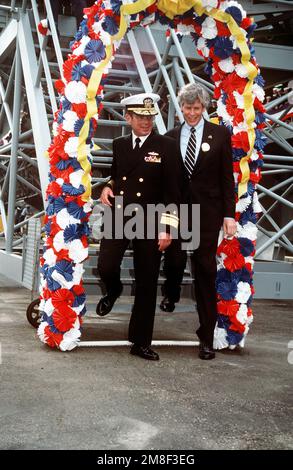 Arrière ADM. George N. Gee, commandant, Cruiser Destroyer Group Eight, et un pas civil non identifié de l'échelle d'hébergement après avoir débarqué du porte-avions USS SARATOGA (CV-60). Le SARATOGA et les navires de son groupe de combat retournent à Mayport après leur déploiement dans la région du golfe Persique pour l'opération Desert Shield et l'opération Desert Storm. Objet opération/série: BOUCLIER DU DÉSERT TEMPÊTE DU DÉSERT base: Station navale, Mayport État: Floride (FL) pays: États-Unis d'Amérique (USA) Banque D'Images