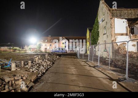 Erkelenz, Allemagne. 14th janvier 2023. Des véhicules de patrouille de police sécurisent la zone à l'intérieur du village de Lützerath. Le matin du troisième jour de l'expulsion dans le village lignite de Lützerath occupé par les activistes du climat, c'est relativement calme. La société d'énergie RWE veut fouiller le charbon situé sous Lützerath - à cette fin, le hameau sur le territoire de la ville d'Erkelenz à la mine de lignite opencast Garzweiler II doit être démoli. Credit: Thomas Banneyer/dpa/Alay Live News Banque D'Images