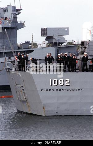 Les membres de l'équipage se tiennent sur la poupe de la frégate USS ELMER MONTGOMERY (FF-1082) à son arrivée au port avec quatre autres navires du groupe de combat du porte-avions USS SARATOGA (CV-60). Les navires sont retournés de la région du golfe Persique après avoir été déployés pendant l'opération tempête du désert. Objet opération/série: TEMPÊTE DU DÉSERT base: Station navale, Mayport État: Floride (FL) pays: États-Unis d'Amérique (USA) Banque D'Images