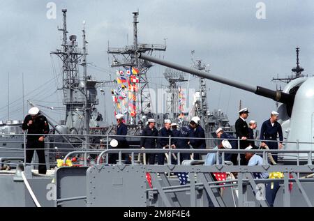 Les membres de l'équipage se tiennent sur la poupe du destroyer USS SPRUANCE (DD-963) alors qu'ils se préparent à venir à terre après le retour du navire au port. Le SPRUANCE et quatre autres navires du groupe de combat du porte-avions USS SARATOGA (CV-60) sont revenus de la région du golfe Persique après avoir été déployés pendant l'opération tempête du désert. Objet opération/série: TEMPÊTE DU DÉSERT base: Station navale, Mayport État: Floride (FL) pays: États-Unis d'Amérique (USA) Banque D'Images