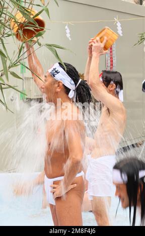 Tokyo, Japon. 1st janvier 2023. Les croyants Shinto versent de l'eau froide sur eux-mêmes pour purifier leur corps et leur âme dans le cadre du festival Daikoku au temple de Kanda à Tokyo, samedi, 14 janvier 2023. Credit: Yoshio Tsunoda/AFLO/Alay Live News Banque D'Images