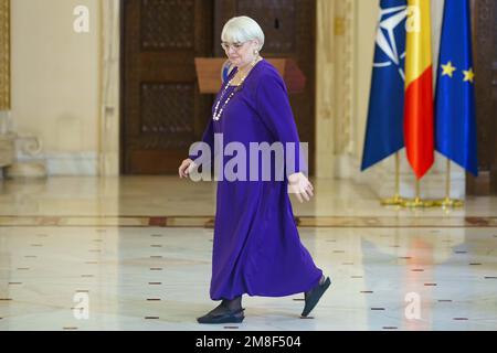 Bucarest, Roumanie - 13 janvier 2023: La traductrice et critique de cinéma roumaine Irina Margareta Nistor est décorée par le Président de la Roumanie Klaus Iohan Banque D'Images