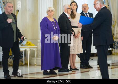 Bucarest, Roumanie - 13 janvier 2023: La traductrice et critique de cinéma roumaine Irina Margareta Nistor est décorée par le Président de la Roumanie Klaus Iohan Banque D'Images