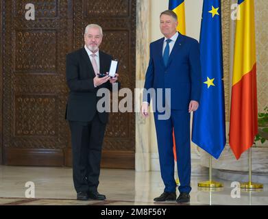 Bucarest, Roumanie - 13 janvier 2023: Bujor Prelipcean reçoit une décoration pour l'Orchestre philharmonique de Iasi 'moldova' du Président de Roumanie Klaus IOHA Banque D'Images