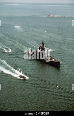 De petits bateaux escortent le cuirassé USS WISCONSIN (BB-64) alors que le navire se dirige vers la base navale de Norfolk. Le WISCONSIN revient du golfe Persique après avoir participé à l'opération tempête du désert. Objet opération/série: DESERT STORM base: Hampton roadstead État: Virginie (va) pays: États-Unis d'Amérique (USA) Banque D'Images