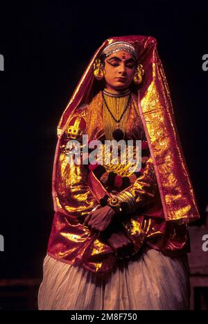 Personnage radiant de Minukku les personnages féminins sont également exécutés par des hommes en danse Kathakali, Kerala Kalamandalam à Cheruthuruthy ou Vallathol Banque D'Images