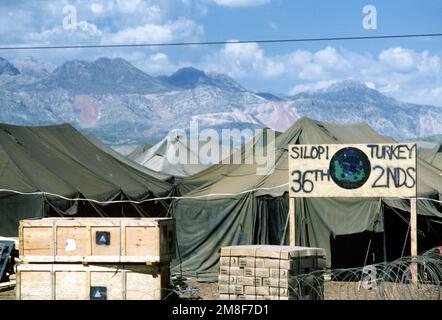 Une vue du complexe des États-Unis Le 36th Escadron de génie civil de la Force aérienne, installé dans une base de soutien des services humanitaires, a été mis en place pour soutenir l'opération fournir confort, un effort multinational visant à aider les réfugiés kurdes dans le sud de la Turquie et le nord de l'Irak. Sujet opération/série: FOURNIR LE CONFORT base: Silopi pays: Turquie(TUR) Banque D'Images